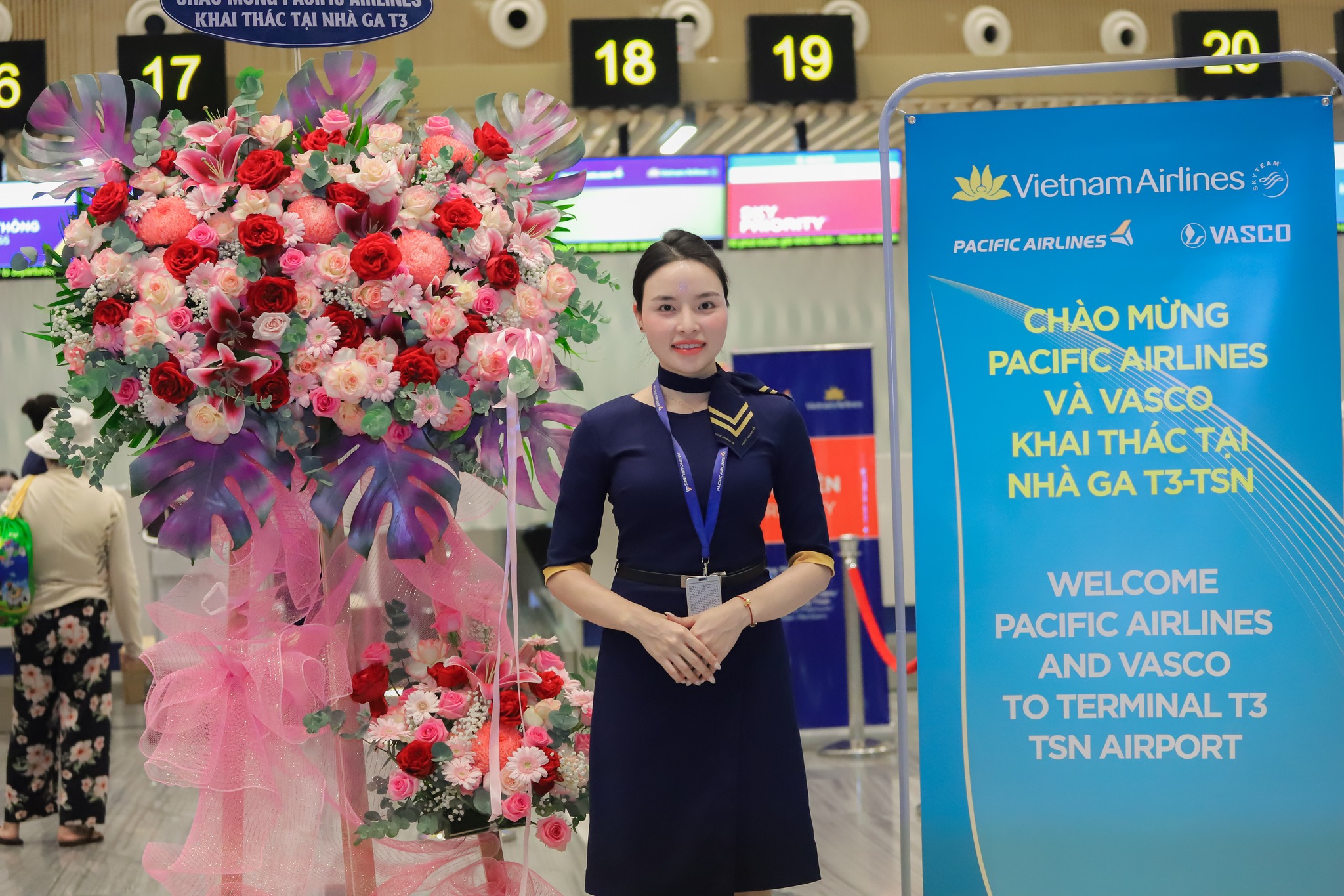 Đón khách tại quầy Pacific Airlines & VASCO