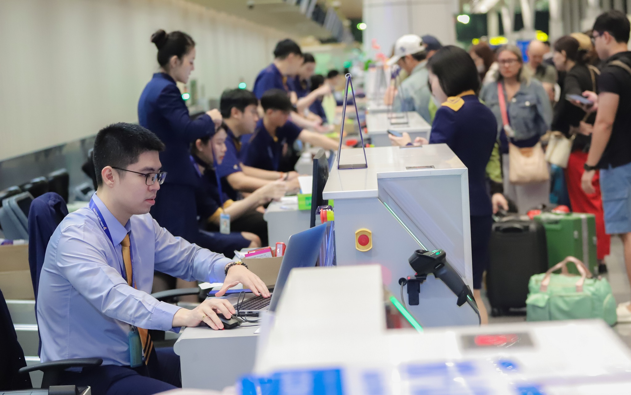 Nhân viên phục vụ tại quầy