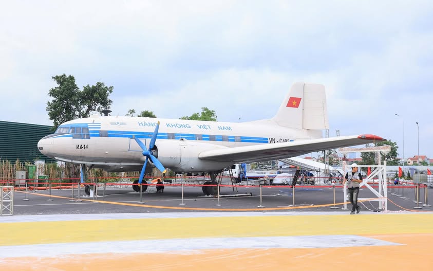 Máy bay IL-14 trưng bày trong phân khu Khát vọng bầu trời