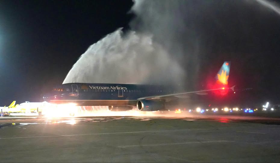 Máy bay Vietnam Airlines trong nghi lễ khai trương đường bay mới với vòi rồng