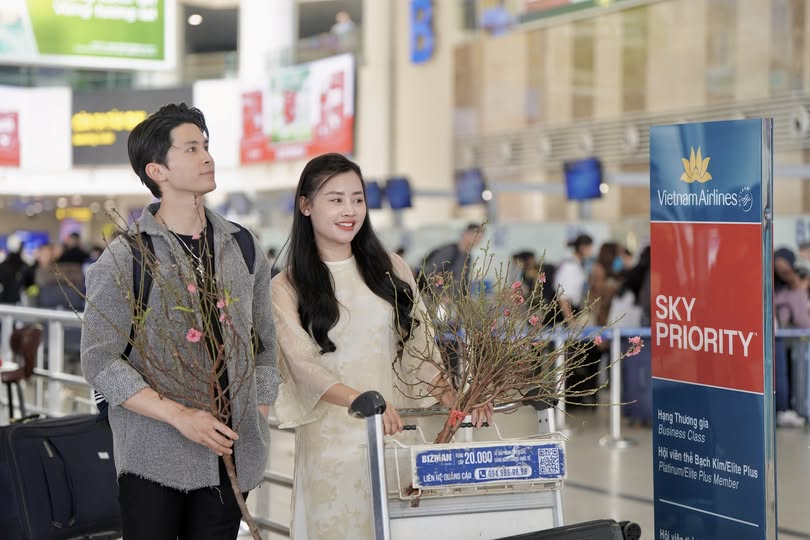 Hành khách Vietnam Airlines làm thủ tục vận chuyển mai, đào dịp Tết