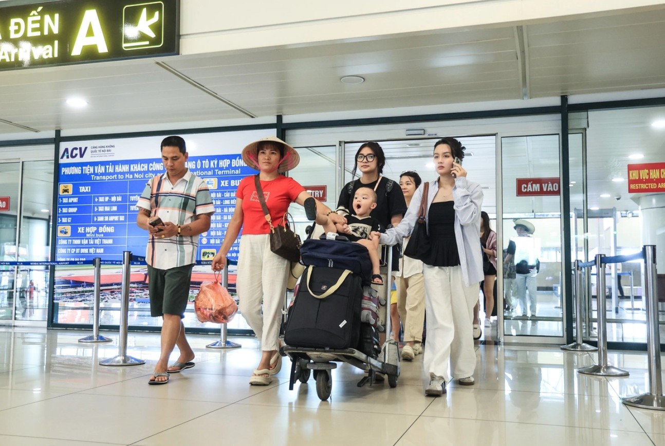 Hành khách tại sân bay dịp cao điểm lễ 30/4