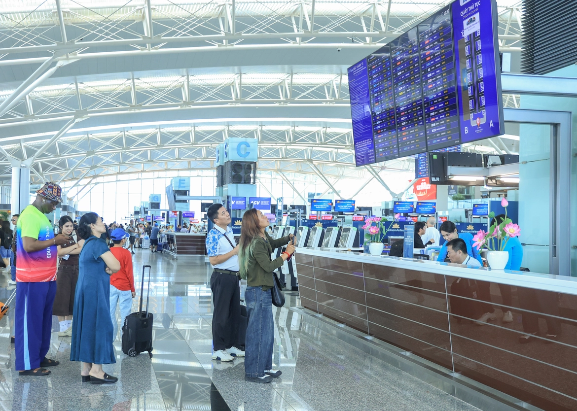 Hành khách làm thủ tục tại sân bay
