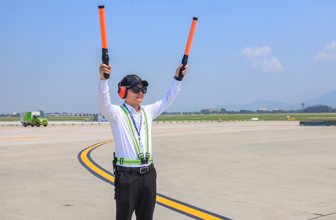 Signalman làm việc trên sân đỗ