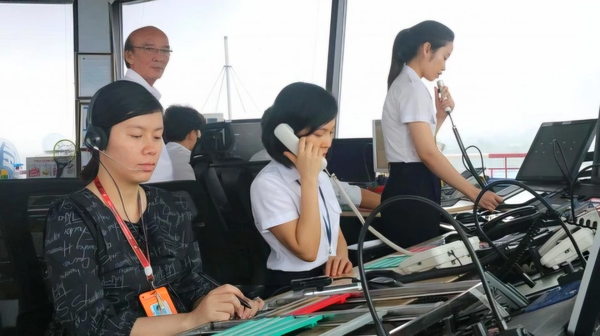 Hoạt động điều hành bay và bảo đảm hoạt động bay tại Việt Nam