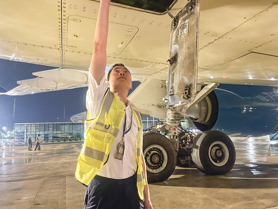 Kỹ sư VAECO kiểm tra kỹ thuật Airbus A350 trước chuyến bay dài
