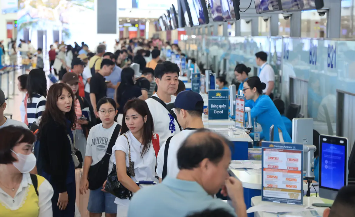 Hành khách qua cảng hàng không Việt Nam tiếp tục tăng trưởng