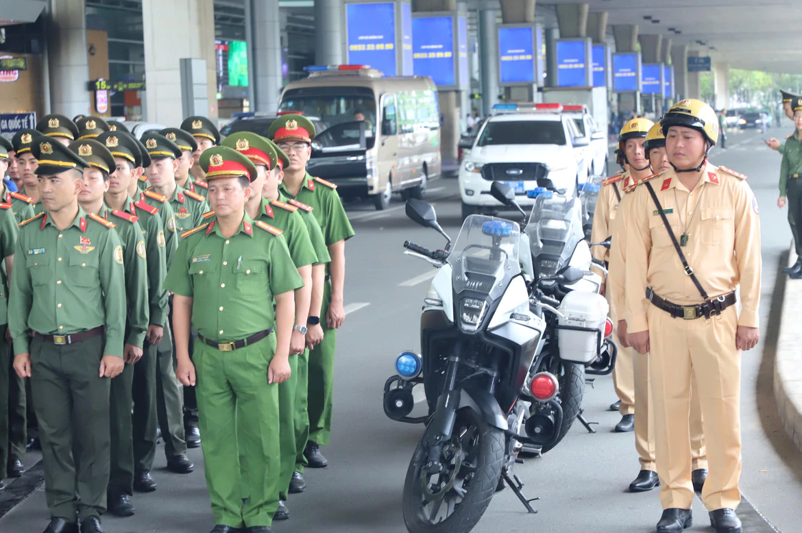 Các lực lượng ra quân bảo đảm an ninh trật tự và an toàn giao thông tại sân bay Tân Sơn Nhất