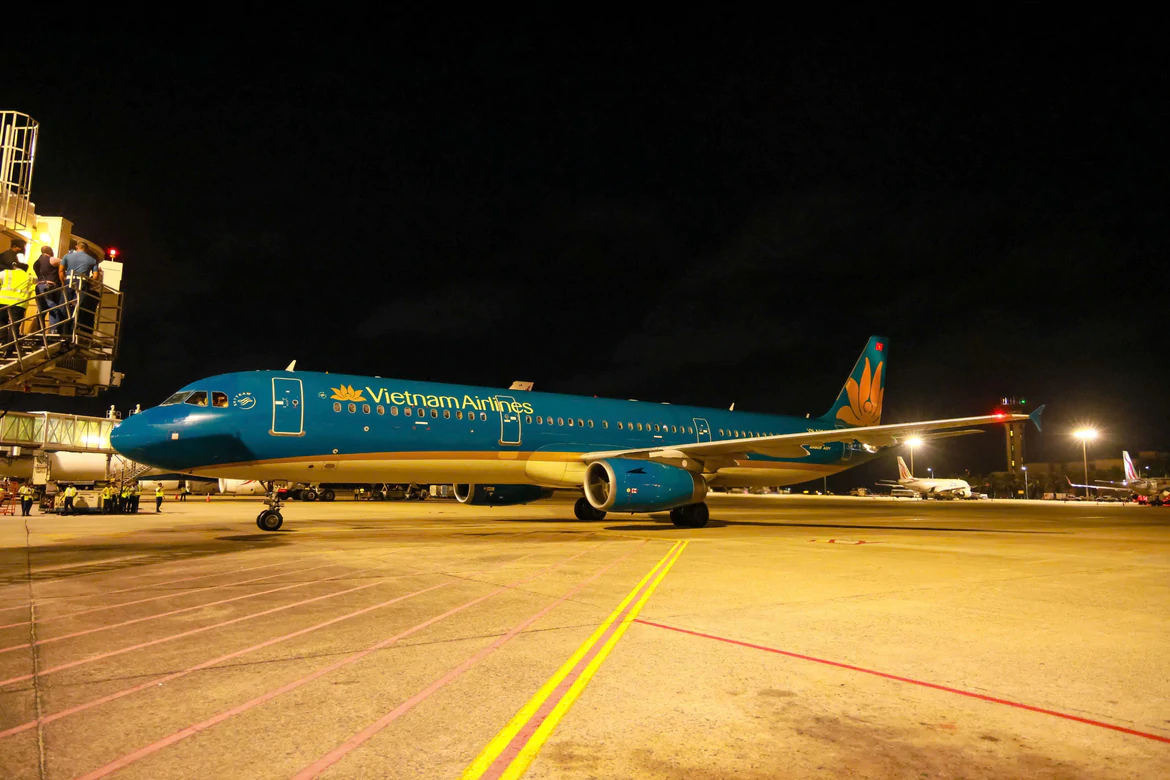 Máy bay Vietnam Airlines hạ cánh tại sân bay Colombo trên đường bay thẳng từ TP.HCM