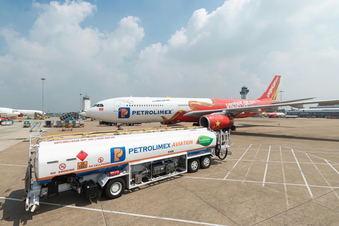 Xe nhiên liệu Petrolimex Aviation bên cạnh máy bay Vietjet tại sân bay