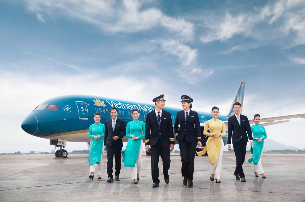 Máy bay Vietnam Airlines trên đường băng