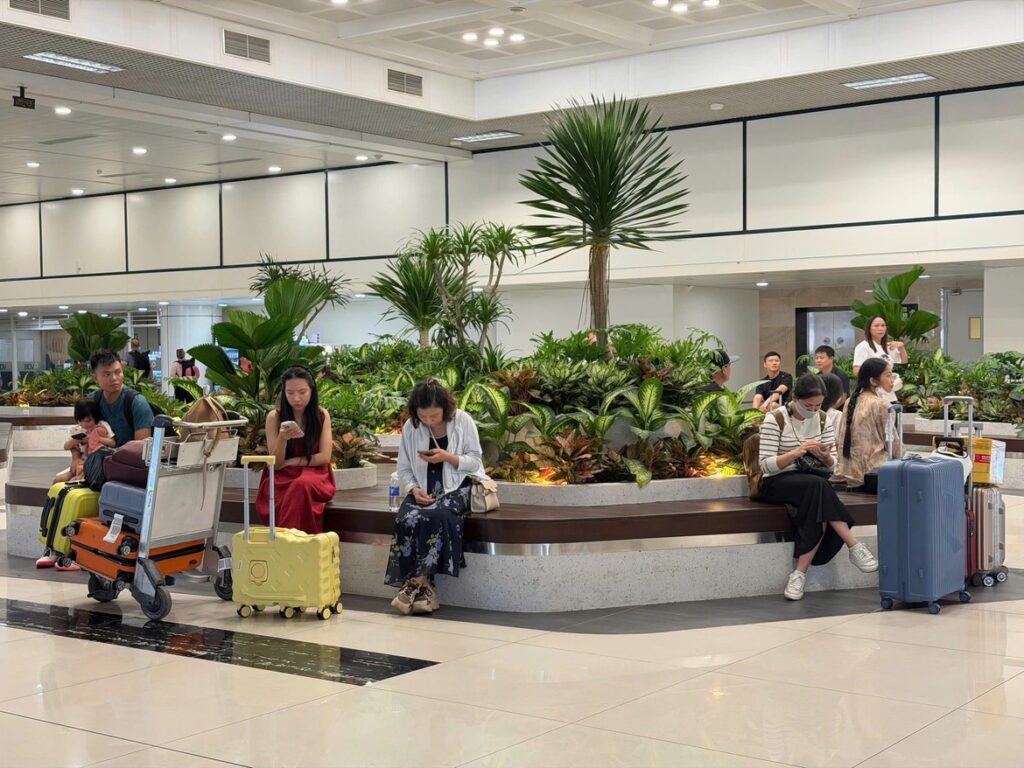 Gần 3.000 khách/giờ, sân bay Nội Bài vẫn thông thoáng ngày cao điểm