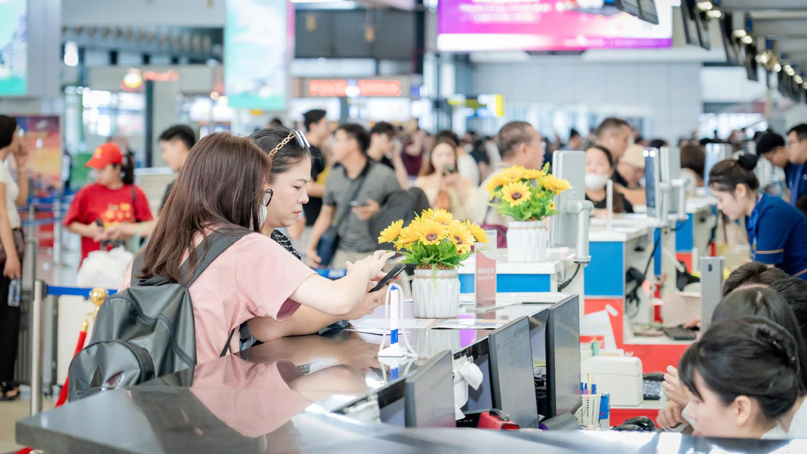 Hành khách làm thủ tục tại nhà ga trong dịp nghỉ lễ Quốc khánh 2/9