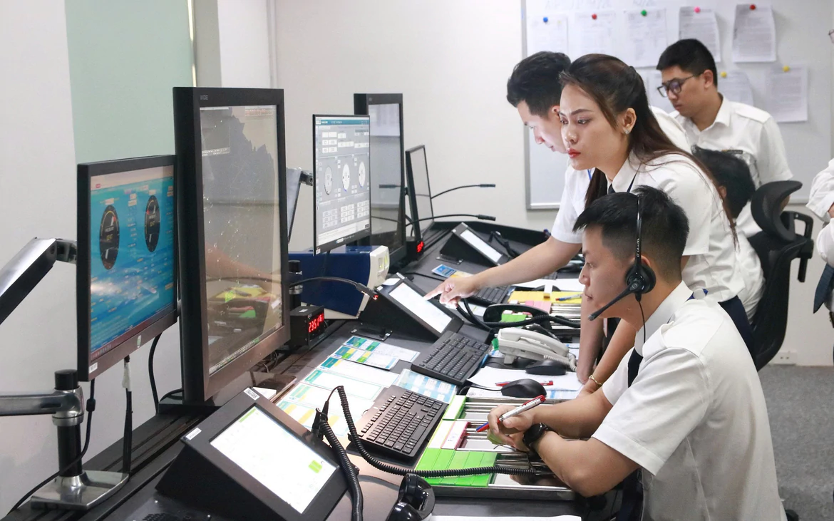 Hoạt động điều hành và bảo đảm an toàn hàng không