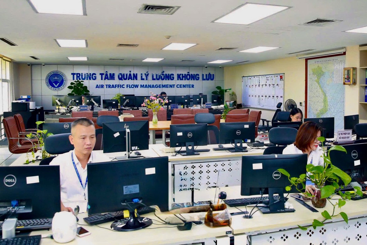 Kíp trực điều phối luồng không lưu tại trung tâm điều hành bay