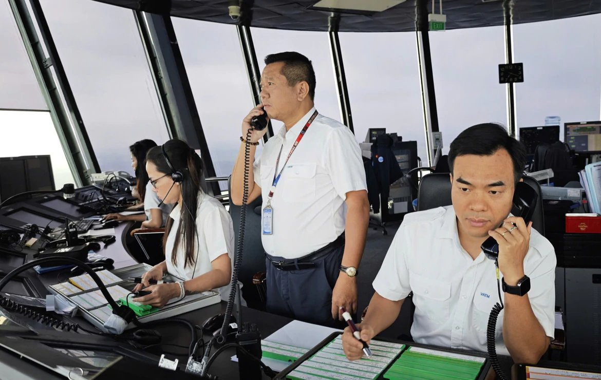 Kíp trực điều hành chuyến bay đặc biệt tại Đài kiểm soát không lưu Nội Bài