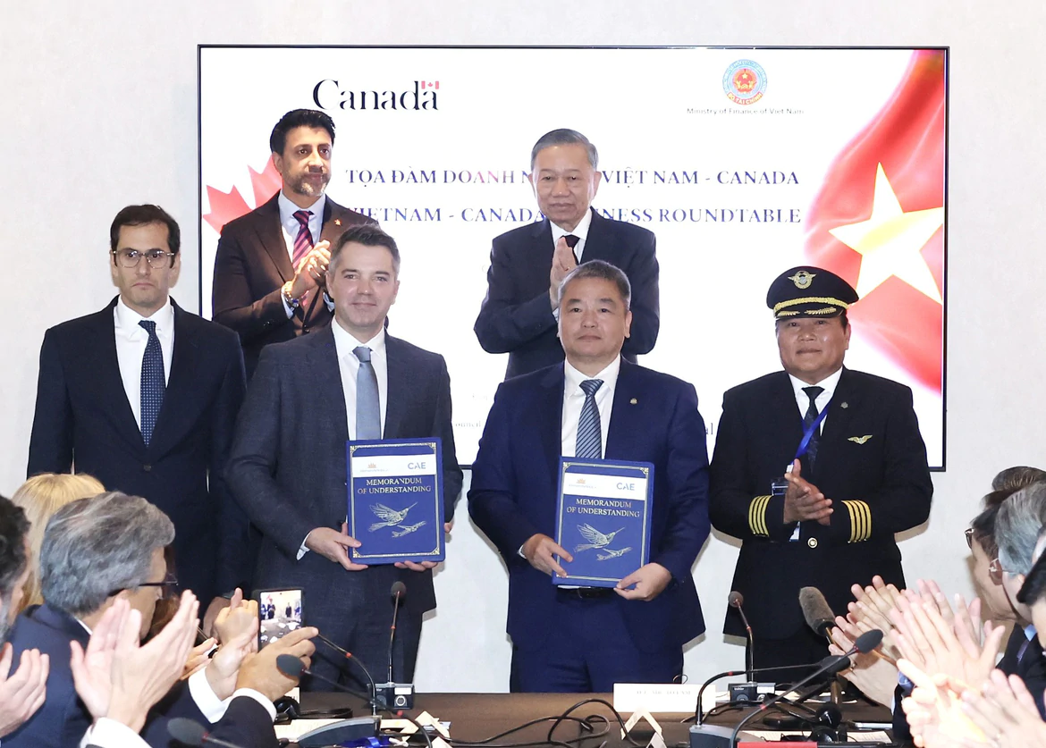 Đại diện Vietnam Airlines và CAE trao biên bản ghi nhớ hợp tác huấn luyện