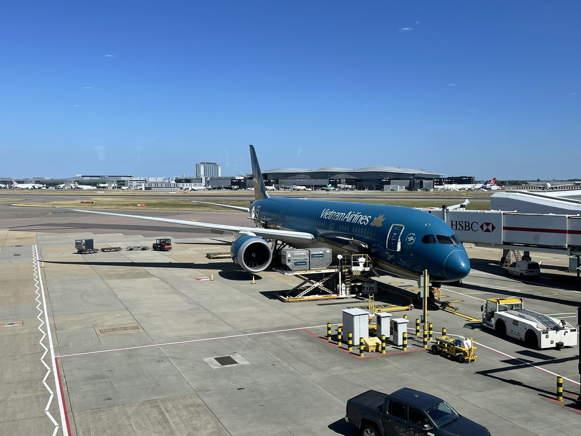 Máy bay Vietnam Airlines tại sân bay ở Anh