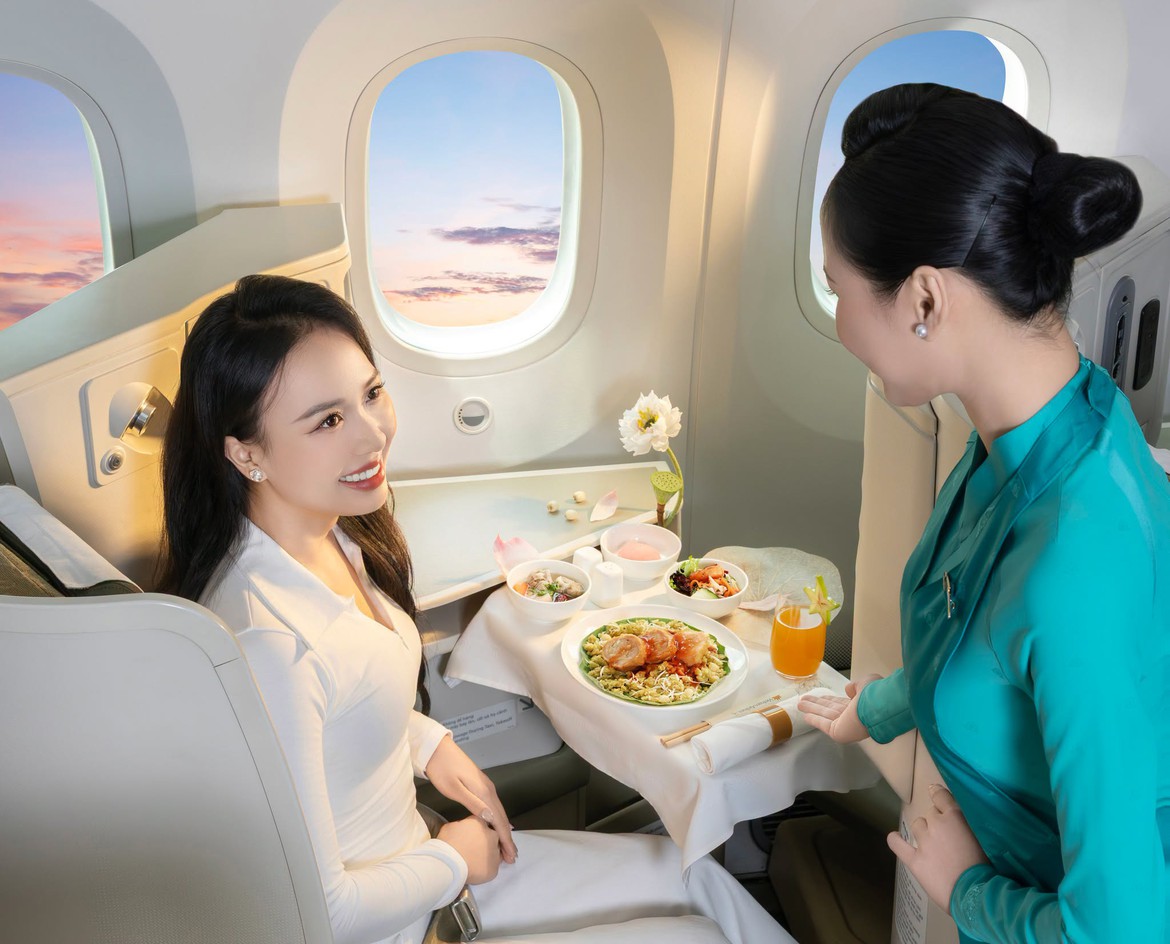 Tiếp viên Vietnam Airlines phục vụ bữa ăn mang hương vị Việt cho hành khách trên khoang máy bay