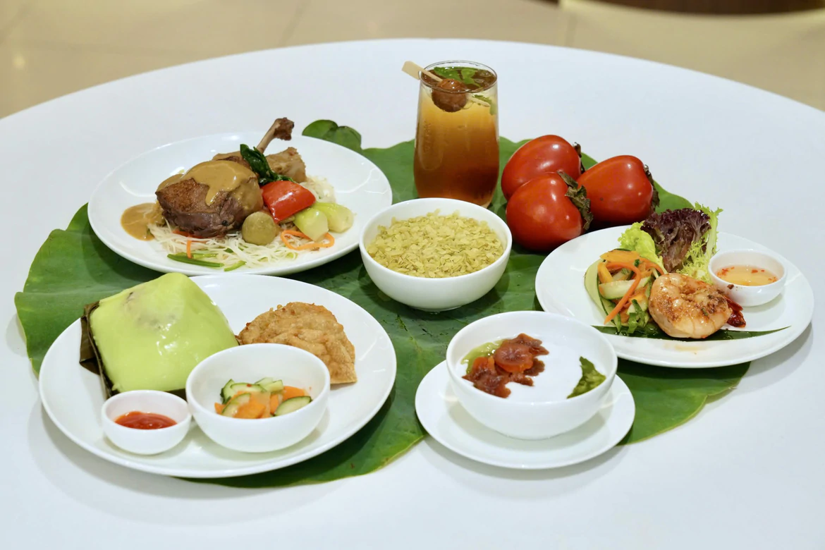 Bữa ăn trên chuyến bay với các món ăn, cốm và đồ uống theo mùa trong thực đơn Chạm Vị Thu của Vietnam Airlines.