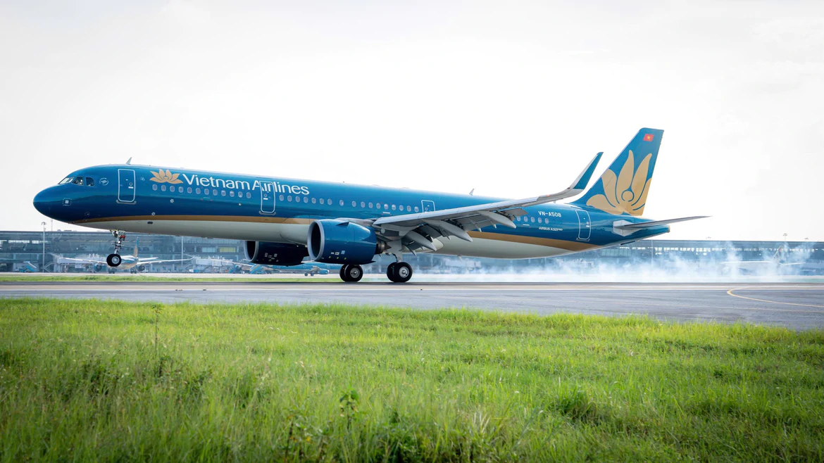 Tàu bay Vietnam Airlines trên đường băng