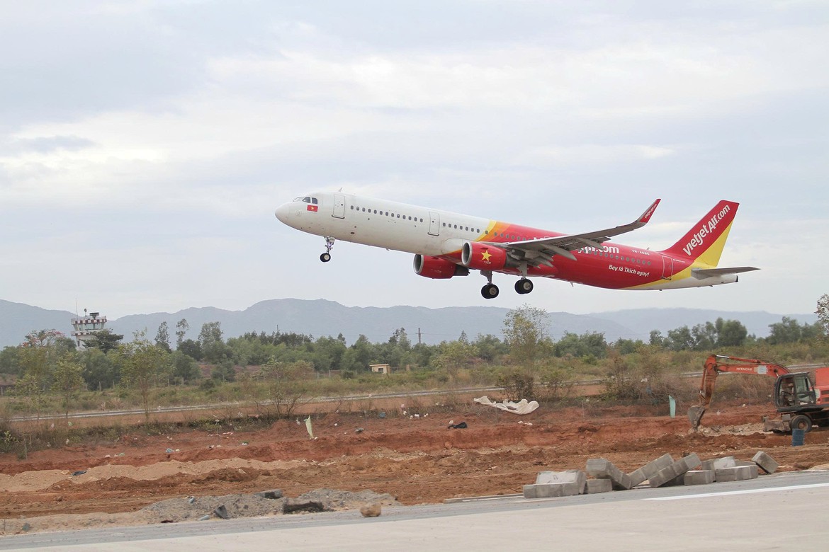 Máy bay Vietjet cất cánh, ảnh minh họa cho bài viết về chuyến bay charter