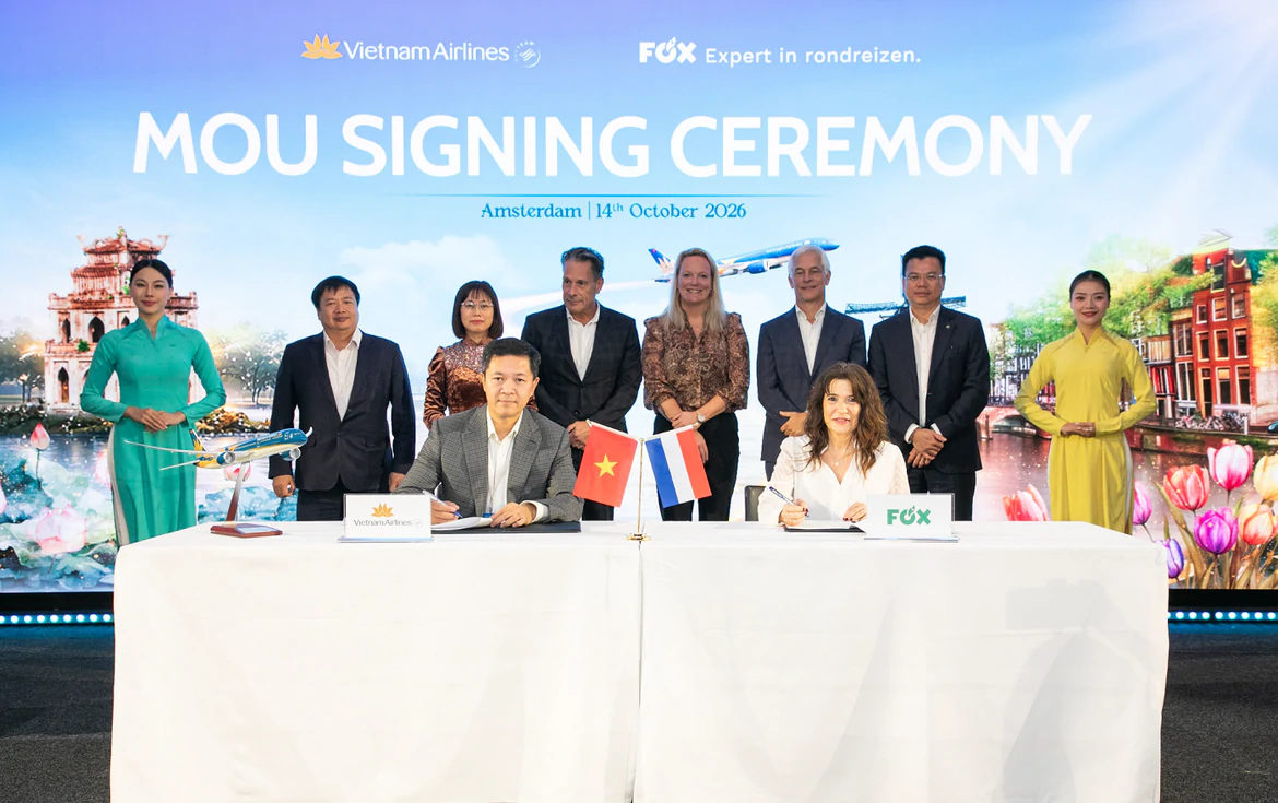 Đại diện Vietnam Airlines và Fox Reizen ký MoU tại Amsterdam