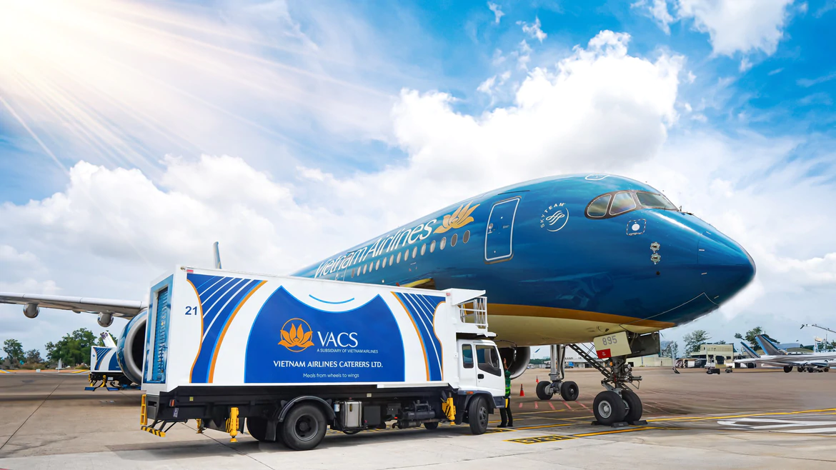 Xe cung ứng suất ăn của VACS phục vụ máy bay Vietnam Airlines tại sân bay