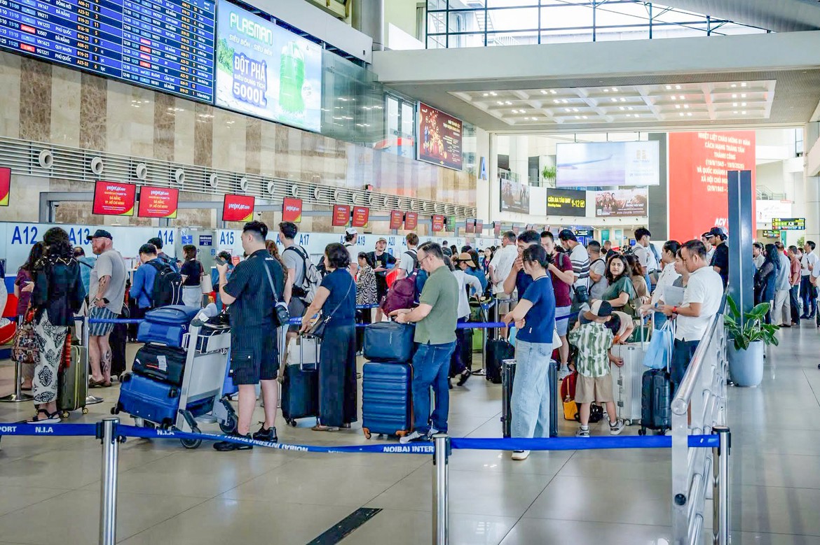 Hành khách xếp hàng làm thủ tục tại khu vực check-in sân bay Nội Bài