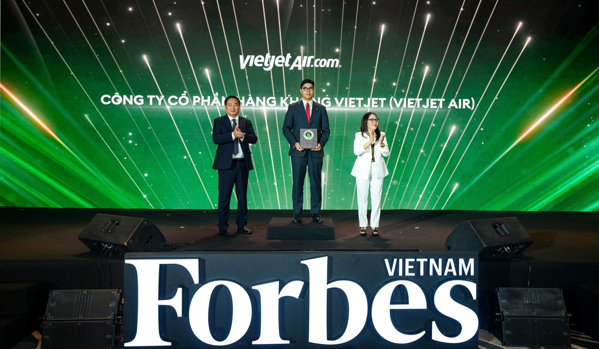 Đại diện Vietjet nhận kỷ niệm chương Top 50 doanh nghiệp dẫn đầu về ESG 2026 tại sự kiện Forbes Việt Nam