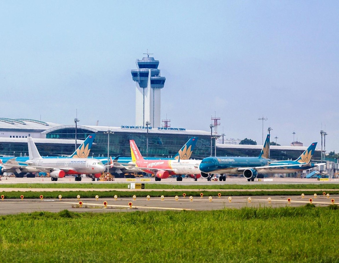 Các tàu bay tại Cảng hàng không quốc tế Tân Sơn Nhất, phía sau là tháp kiểm soát không lưu.