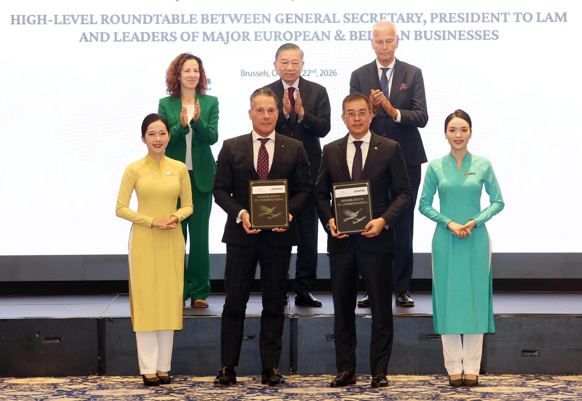 Chủ tịch HĐQT Vietnam Airlines Đặng Ngọc Hòa và ông Johannes van der Velden của APG Inc trao biên bản ghi nhớ tại Tọa đàm Doanh nghiệp Việt Nam – Châu Âu