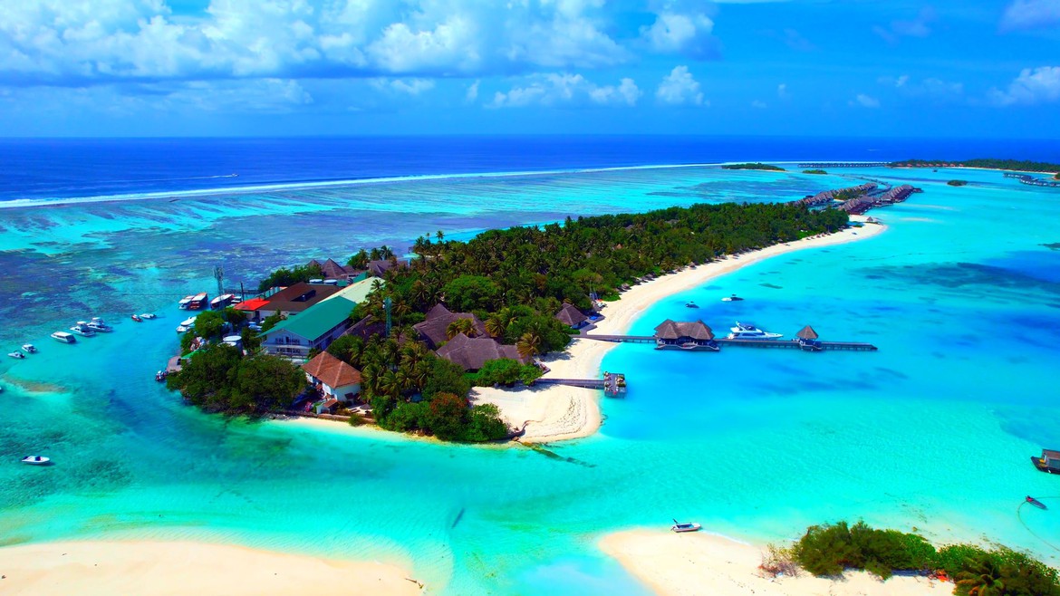 Toàn cảnh đảo nghỉ dưỡng Maldives giữa biển xanh ngọc và các rạn san hô.