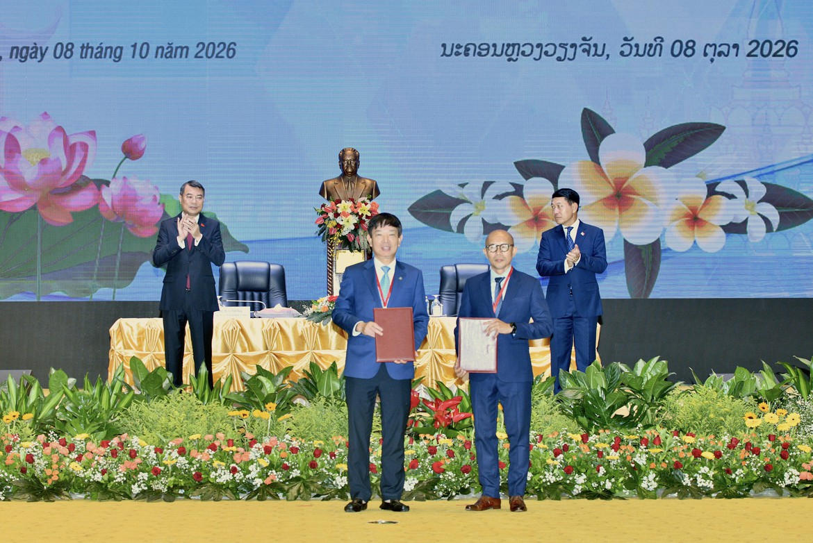 Ông Đinh Văn Tuấn và ông Inthy Deuansavanh trao biên bản ghi nhớ hợp tác giữa Vietnam Airlines và LATA.
