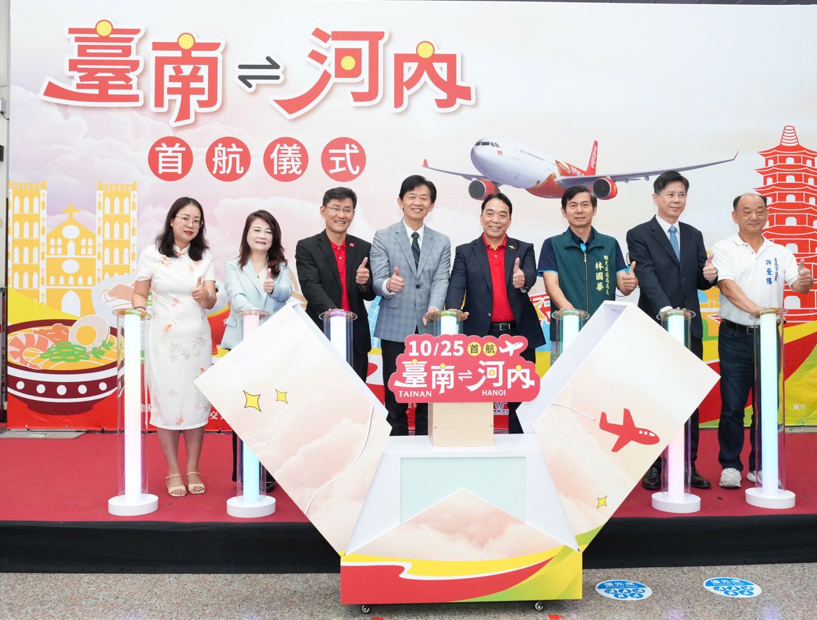 Lãnh đạo Vietjet và đại diện thành phố Đài Nam tại lễ khai trương đường bay thẳng Hà Nội – Đài Nam.