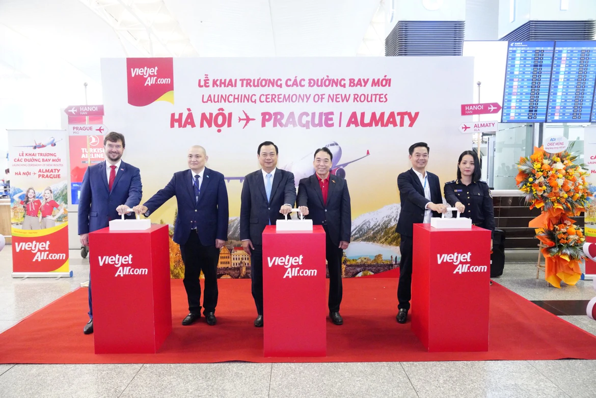Đại diện Vietjet và khách mời tại lễ khai trương các đường bay mới