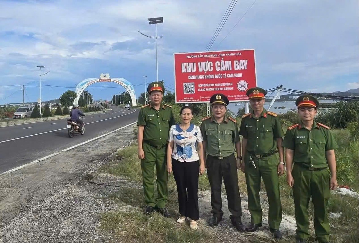 Lực lượng chức năng tại Bắc Cam Ranh bên biển báo cấm bay gần sân bay Cam Ranh