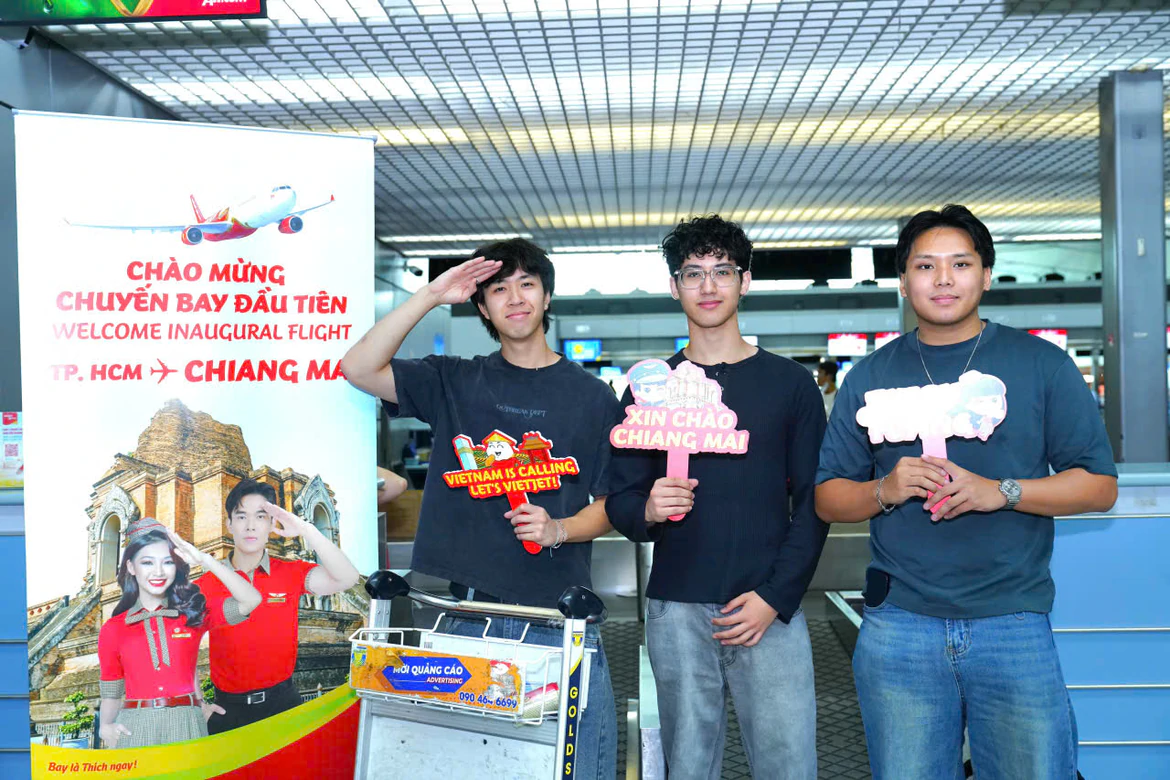 Hành khách cầm quà lưu niệm tại sân bay trong ngày khai trương lại đường bay thẳng TP.HCM – Chiang Mai của Vietjet