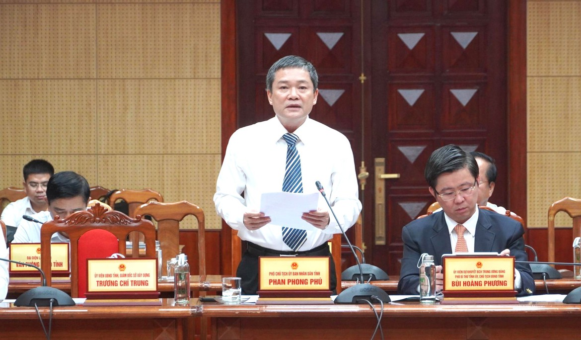 Phó Chủ tịch UBND tỉnh Quảng Trị Phan Phong Phú phát biểu tại buổi làm việc với ACV và Tập đoàn T&T ngày 19/10/2026