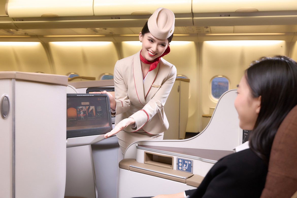 Tiếp viên Sun PhuQuoc Airways giới thiệu tiện ích ghế thương gia trên Airbus A330