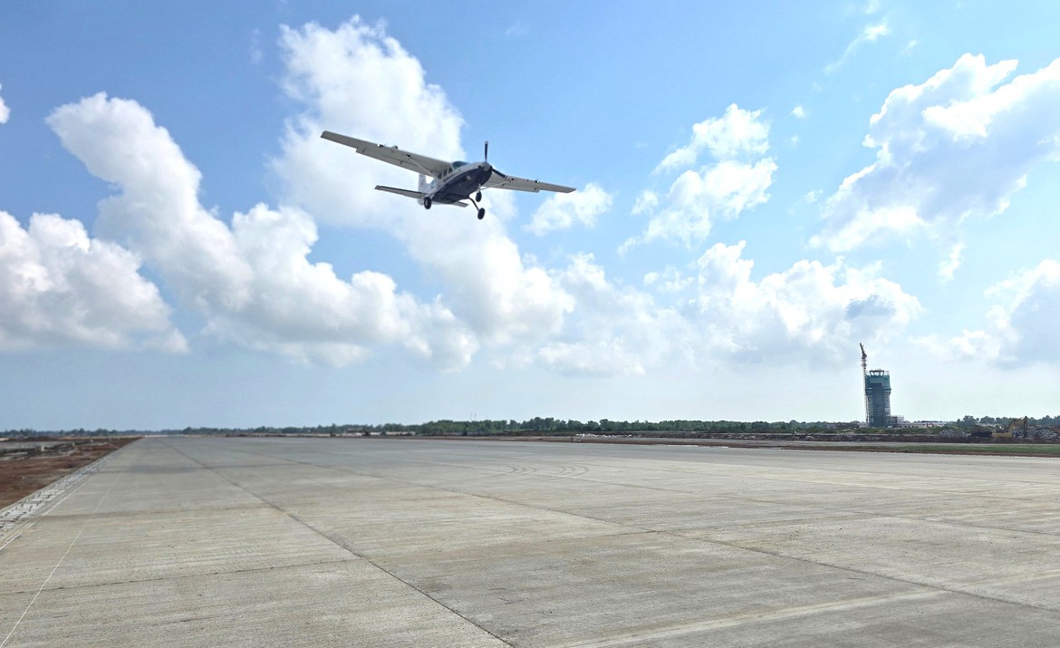 Máy bay Cessna 208 thực hiện chuyến bay kỹ thuật phía trên đường cất hạ cánh sân bay Quảng Trị