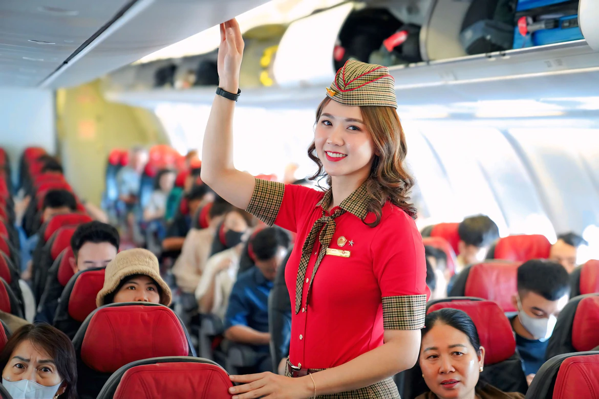 Tiếp viên Vietjet trên chuyến bay giữa khoang hành khách